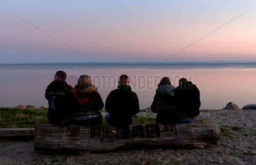 Kussfeld  Polen  Jugendliche am Abend am Strand