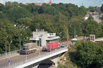 Der estnisch-russische Grenzuebergang in Narva