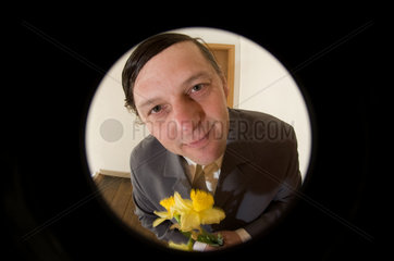 Freiburg  Deutschand  Mann steht mit Blumen an der Tuer