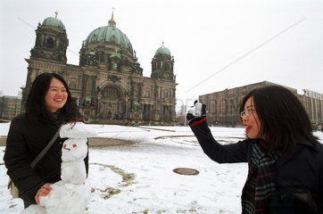 Chinesinnen und Schneemann vor dem Berliner Dom