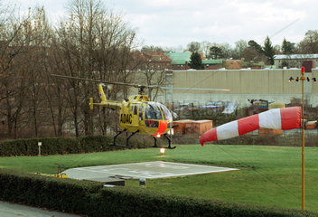 Hubschrauber der ADAC Luftrettung GmbH beim Landeanflug