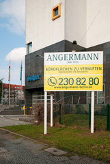 Berlin  Deutschland  Werbeschild des Immobiliendienstleisters Angermann