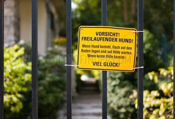 Berlin  Deutschland  lustiges Warnschild vor dem Hund