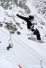 Innsbruck  Snowboarder bei der Abfahrt