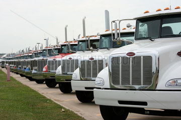 Phillipsburg  USA  in einer Reihe geparkte Trucks des Herstellers Peterbilt