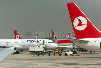 Istanbul  Tuerkei  Atatuerk International Airport  Flugzeuge der Turkish Airlines