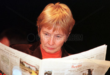 Christine Bergmann (SPD)  Bundesministerin  liest Zeitung