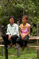 Pum Chikha  Kambodscha  kambodschanisch  zwei Maedchen sitzen auf einem Zaun