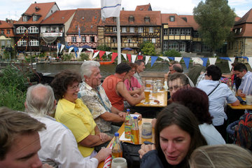 Bamberg  Menschen auf der Sandkerwa an der Regnitz