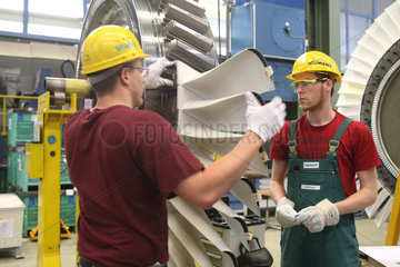 Berlin  Deutschland  Siemens Mitarbeiter montieren Schaufeln an einer Gasturbine