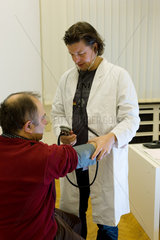 Duisburg  Deutschland  ein Arzt misst den Blutdruck bei einem Patienten