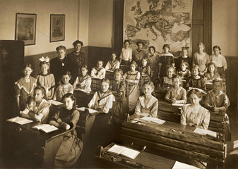 Schulklasse  Maedchen  1917