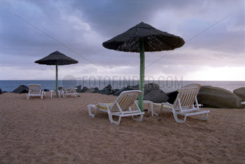 Playa Blanca  Spanien  leere Strandliegen zur Winterzeit