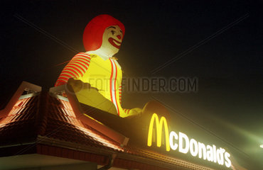 McDonald's Filiale mit beleuchteter Figur