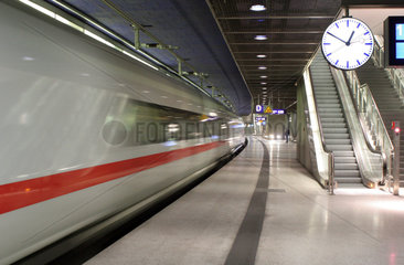 Berlin  Deutschland  Zugdurchfahrt eines ICE am Bahnhof Potsdamer Platz