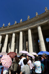 Vatikanstadt  Staat der Vatikanstadt  Touristen auf dem Petersplatz