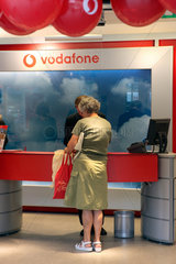 Berlin  Kundenberatung in einem Vodafone-Shop