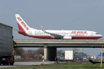 Rollendes Flugzeug der Air Berlin und Autobahn am Flughafen Leipzig-Halle