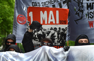 Berlin  Deutschland  Demonstration am 1. Mai 2012 in Kreuzberg  Autonome mit Protestbannern