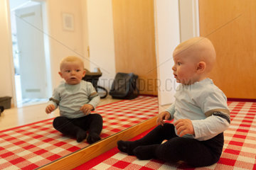 Freiburg  Deutschland  ein Baby vor einem Spiegel