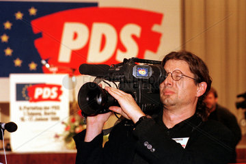 Kameramann unter PDS-Logo