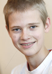 Hamburg  Deutschland  Portrait eines 13-jaehrigen Jungen mit Zahnspange