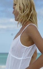 Junge Frau steht am Strand  Bahamas