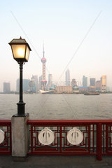 Shanghai  Uferpromenade am Bund und Pudong