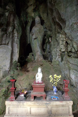 Vietnam  Heiligenfigur in einer Grotte der Mamorberge bei Danang