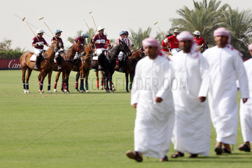 Dubai  Vereinigte Arabische Emirate  Polospieler und Maenner in Landestracht