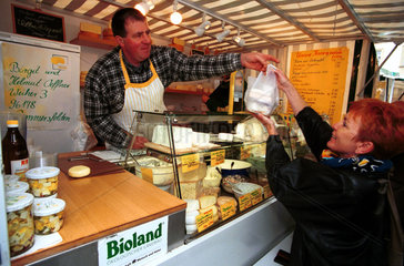 An einem Bioland-Kaesestand auf einem Bamberger Markt