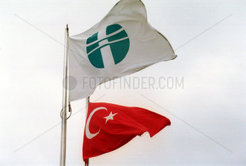 Die Fahne der Istanbuler Wertpapierboerse und die tuerkische Fahne