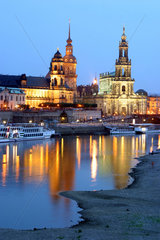 Dresden  Abendliche Stadtansicht an der Elbe
