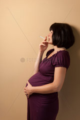 Freiburg  Deutschland  eine schwangere Frau mit einer Zigarette