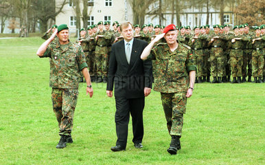 Eberhard Diepgen und Brigadegeneral Eckart Fischer verabschieden Soldaten in das Kosovo