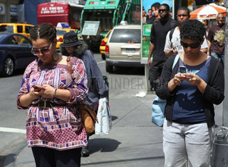 New York City  USA  zwei Frauen mit ihren Mobiltelefonen