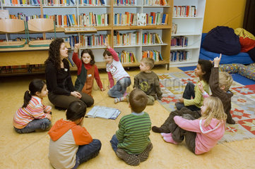 Berlin  Deutschland  Grundschulkinder sitzen im Kreis
