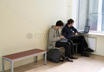 Tallinn  Estland  Studenten mit Laptop in der Technische Universitaet Tallinn