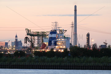 Hamburg  Deutschland  Hafen bei Altenwerder bei Daemmerung