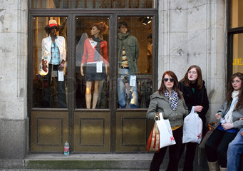 Berlin  Maedchen vor dem Schaufenster von H&M