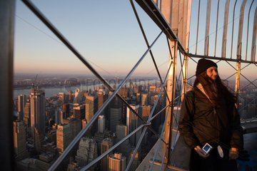 New York City  USA  eine Touristin auf dem Empire State Building