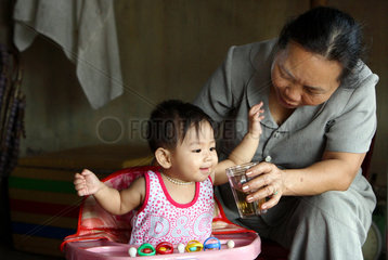 Vietnam  Grossmutter und Enkel