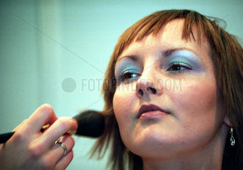 Eine Frau wird auf einer Hochzeitsmesse in Posen (Poznan) geschminkt  Polen