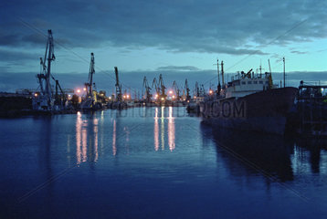 Handelshafen von Kaliningrad bei Nacht  Russland
