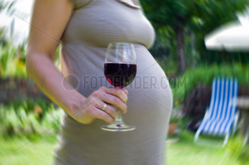 Berlin  Deutschland  eine Schwangere mit Rotwein