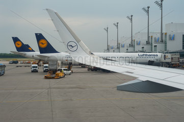 Muenchen  Deutschland  Flugzeuge der Lufthansa auf dem Flughafen Muenchen