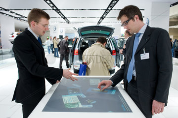 Hannover  Deutschland  Geschaeftsmaenner an einem grossen Touchscreen-Monitor