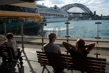 Sydney  Australien  Touristen am Circular Quay mit Harbour Bridge