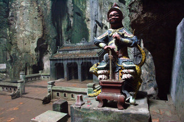 Vietnam  Tempelwaechter in der Huyen Khong Grotte