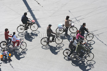 Peking  Fahrradfahrer warten an einer Kreuzung